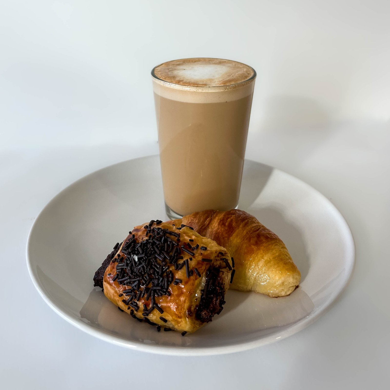 Pastel y bebida especial